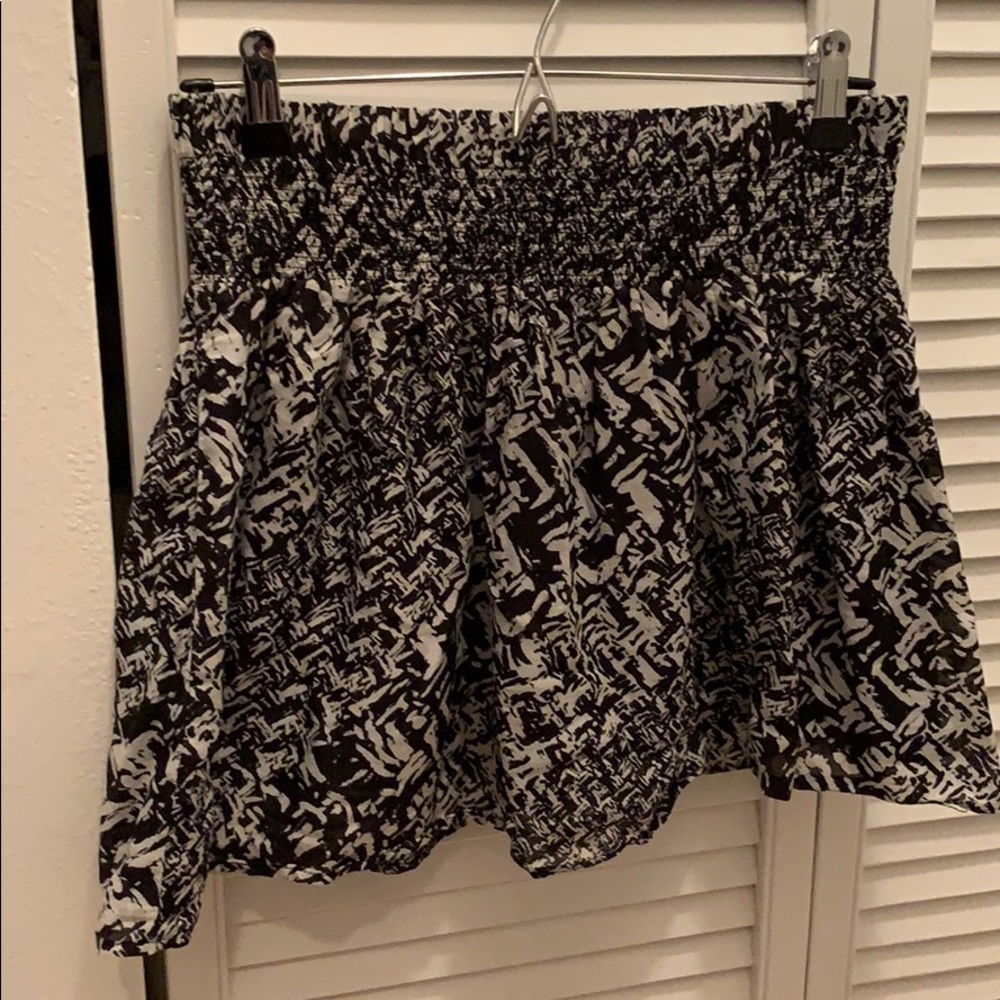 Elastic waist black and white mini skirt